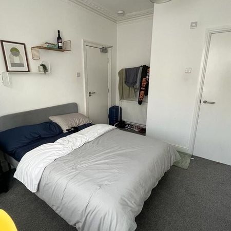 5 Bed Semi-Detached House, Woodcote Road, SO17 - Photo 3