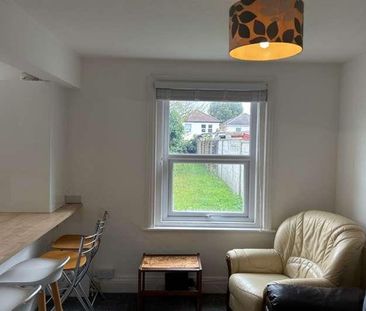 Bedroom Semi Detached House In Winton, BH9 - Photo 3