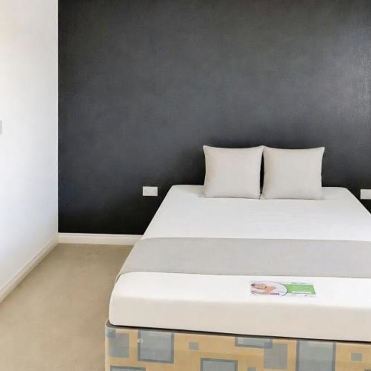 Well-presented five double-bedroom property available in November, situated in Wood Mead. The property is offered fully furnished, with bills excluded. - Photo 1