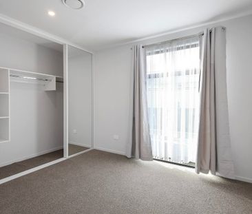 Modern 2-bedroom Townhouse Opposite The Palms - Available now! - Photo 5