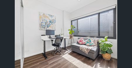 Stylish Two-Bedroom Apartment in a Prime Location - Photo 2