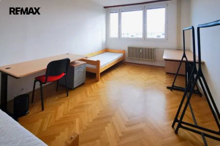 Pronájem prostorného 3+1 s neprůchozími pokoji a balkonem - Photo 2