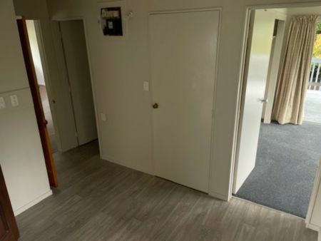 Stanmore Bay - 4 Bedrooms - Photo 2