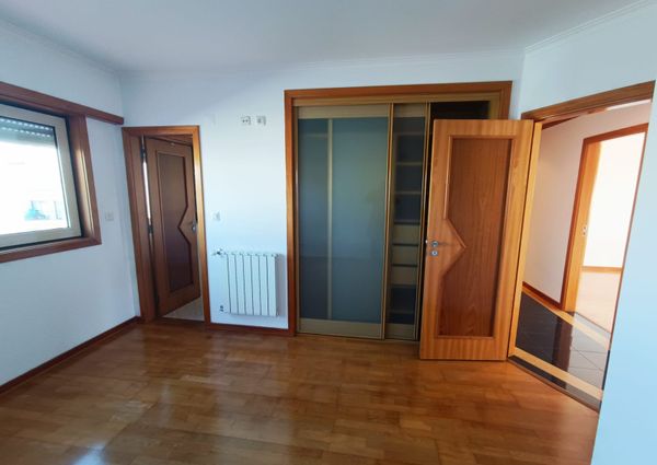 Apartamento T3 com Terraço Privativo para Arrendamento em Nova Queijas