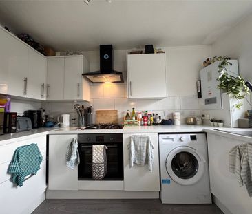 2-Bedroom Flat in Purley – Prime Location - Photo 1