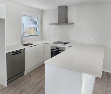 Spacious Townhouse - Photo 3