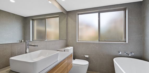 Conveniently Located Three Bedroom Apartment - Photo 2