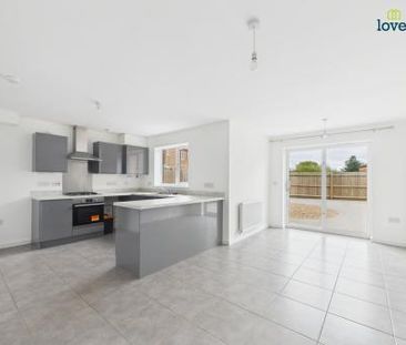3 bedroom Detached house To Let - Photo 3