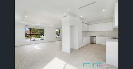 Modern Family Home - Photo 4