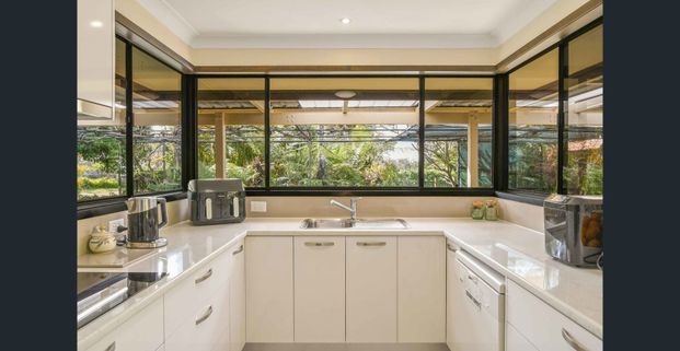 🌿 Family-Friendly Rural Retreat – Large Acres of Space & Comfort 🌿 - Photo 1