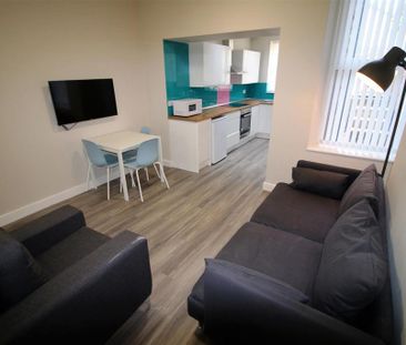 3 bedroom private hall to rent - Photo 3