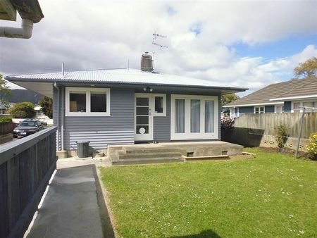 Beautiful 3 Bedroom family home - Photo 3