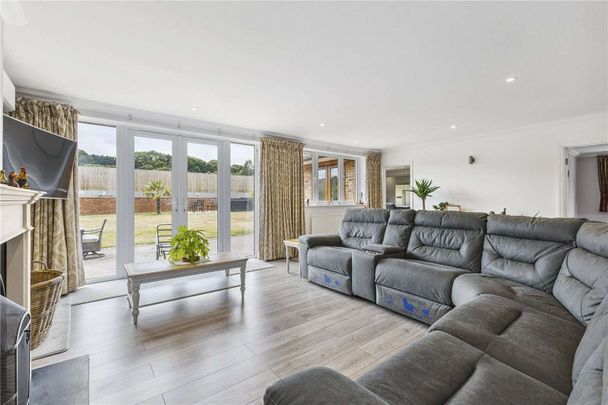 A stunning six bedroom family home situation between Water end and Potten End - Photo 1