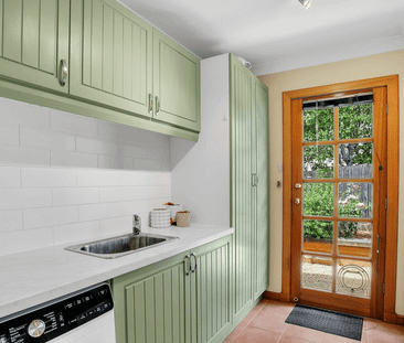 Convenient. Cosy. Views. - Photo 1