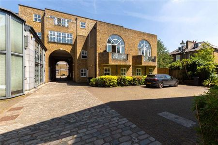 A larger than average two bedroom apartment set within a secure gated development in the heart of Islington just off Essex Road. - Photo 2