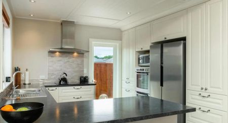 Stunning Renovated Three bedroom Villa - Photo 5