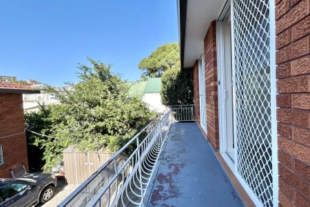 Charming Two-Bedroom Apartment in Prime Location - Photo 3