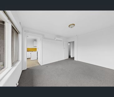2/14 May Road, Toorak, Vic 3142 - Photo 4