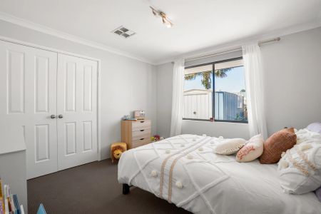 Spacious family home with pool. - Photo 3