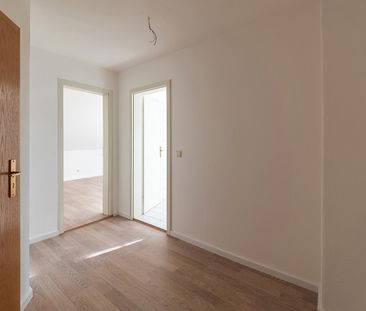 Frisch renovierte helle Dachwohnung mit Tageslichtbad, nahe dem Elbepark. - Photo 3