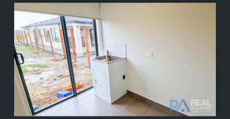 33 Woolly Parade, Clyde North, Vic 3978 - Photo 3