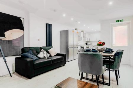 6 Beds 4 Baths - Photo 5