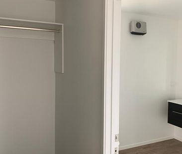 Sunny 4 Bedroom/2 bathroom Home - Photo 4