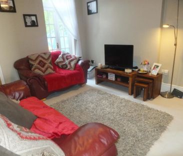 Riland Grove, Sutton Coldfield - - Photo 1