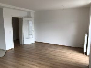 Beethovenstr. 6, Wohnung 6 ~~~ Dachgeschoss, Einbauküche, Balkon, Badezimmer mit Wanne, Spitzboden als Abstellfläche - Photo 3