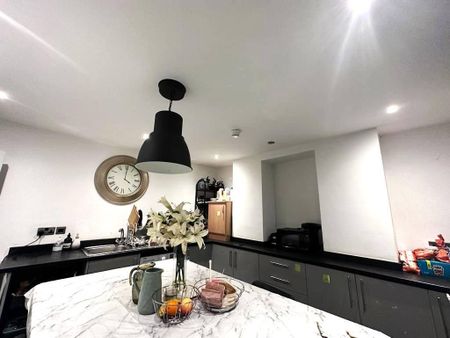 1 bedroom in a house share to rent - Photo 3
