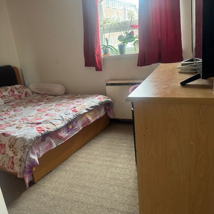2 Bed Flat, Gaitskell House, E6 - Photo 1