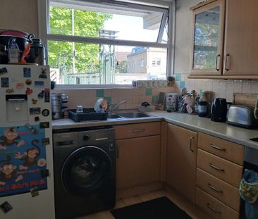 1 bedroom in a flat share to rent - Photo 2