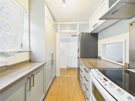 2 bedroom maisonette to rent - Photo 2