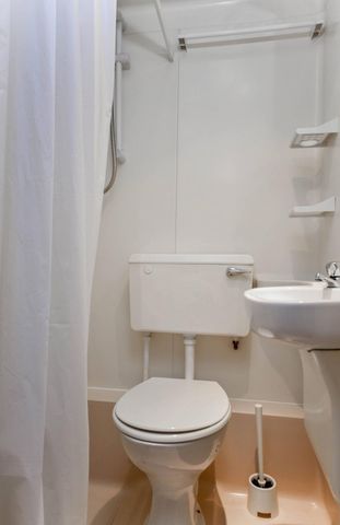 A clean and modern single studio apartment situated on the third floor in Earl’s Court, London SW5 - Photo 4