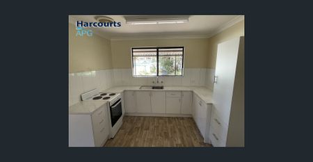 *Neat & tidy 3 bedroom 1 bathroom duplex unit. Close to the beach and shops* - Photo 5