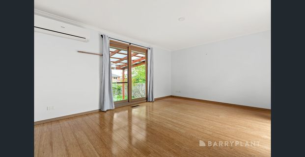 Luxurious Family Living on Expansive 897m2 Block! - Photo 1