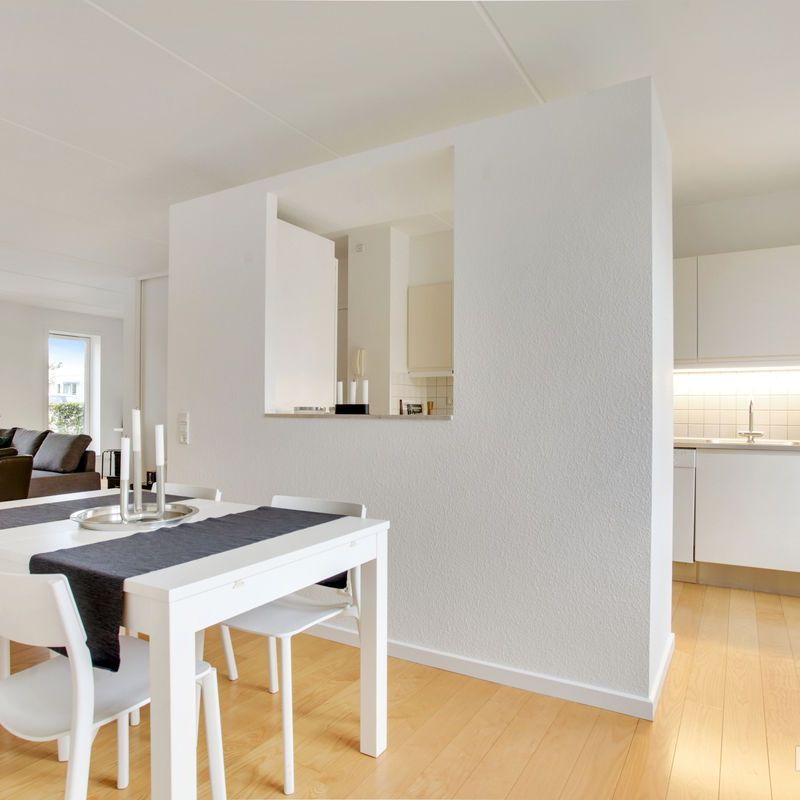 I denne skønne 3-værelses lejlighed får du: - Foto 1