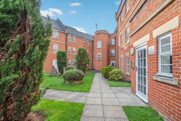 Florey Gardens, Aylesbury - Photo 1