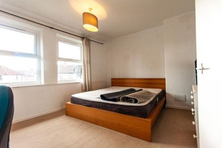 4 bedroom semi-detached house to rent - Photo 5