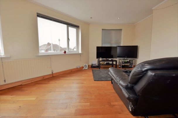 2 bedroom Flat in Eden Drive, Leeds - Photo 1