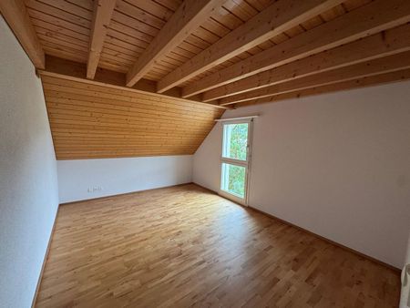 Modern 4.5-Zimmer-Maisonette-Wohnung in idyllischer Lage - Photo 5
