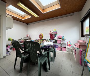 Ruim appartement met 4 slaapkamers en overdekte autostaanplaats - Photo 4