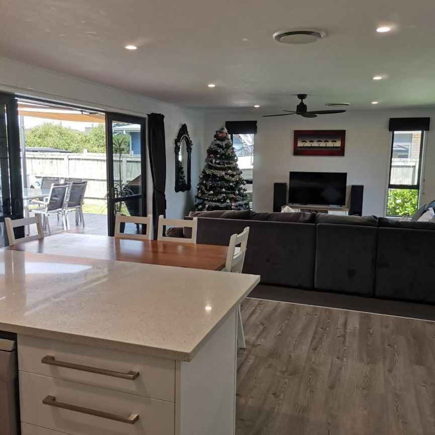 Family living close to beaches - Photo 1