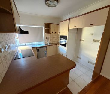 Classic 4Br Home in Sunshine West! - Photo 4