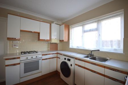 4 bedroom semi-detached house to rent - Photo 4