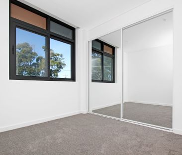 Near new, 2 bedroom apartment available - Photo 2