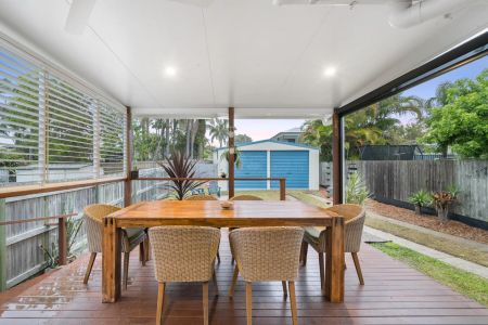 3 Bedroom house, 450 metres from Sutton's Beach. CONTACT JULIE SYKES 0438 050 110 Weekly rent will increase to $670 on 25/01/2026 - Photo 5