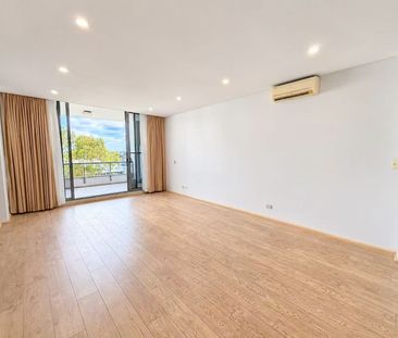 Spacious 2-Bedroom Split-Level Apartment with Beautiful Water Views | 2 Side-by-Side Parking + Storage Cage | Resort Facilities | - Photo 1
