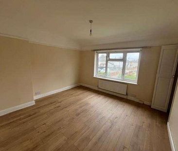 Rothwell Gardens, Dagenham, RM9 - Photo 2