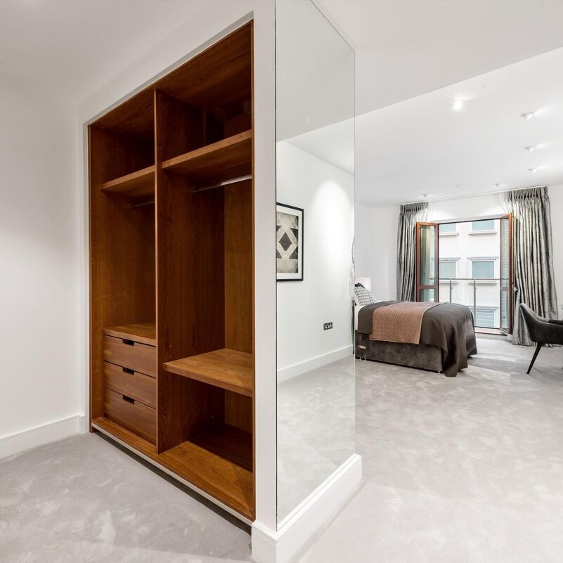 A superb three bedroom apartment with parking and leisure facilities for rent in Lancelot Place, SW7. - Photo 1